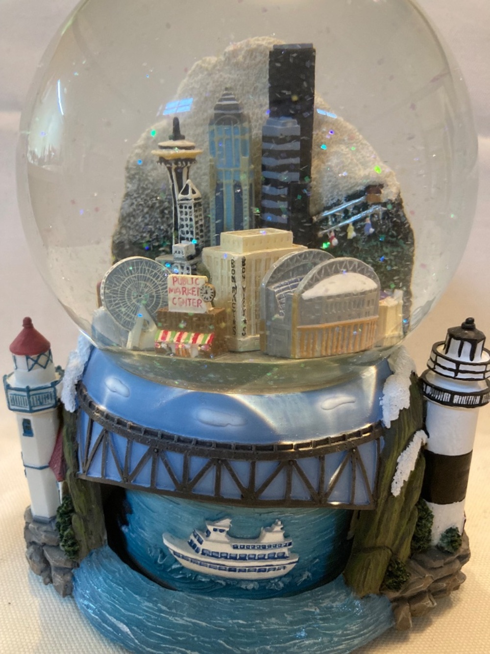 SEATTLE Bon-Macy's City Musical Snow Globe